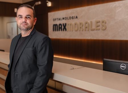 Doutor Max Morales - especialista em cirurgia refrativa a laser - oftalmologista em Sete Lagoas.