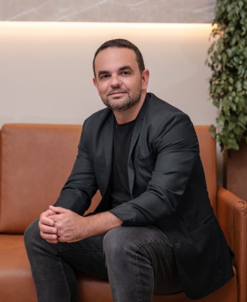 Doutor Max Morales, oftalmologista em Sete Lagos, especialista em cirurgia refrativa para correção do grau.